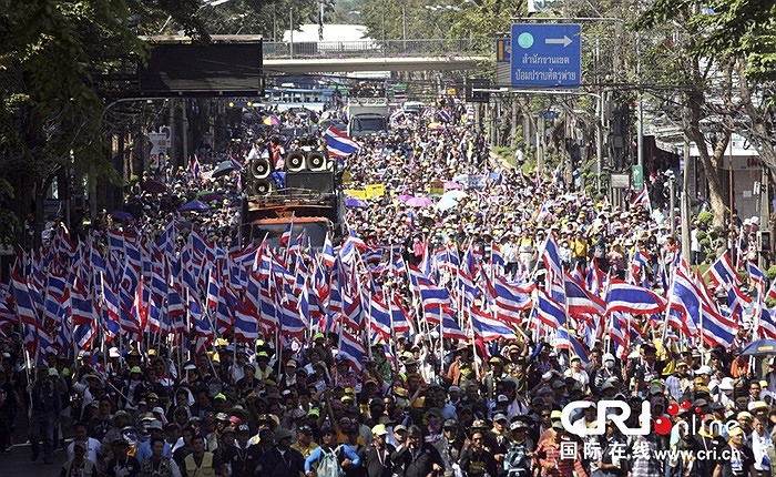 Những người biểu tình tuần hành ở thủ đô Bangkok. 
